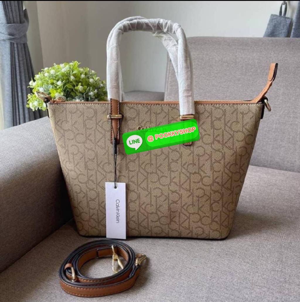 กระเป๋าทรงช้อปปิ้ง จากแบรนด์ Calvin Klein หนังดี ทรงสวยมาก มาพร้อมสายสะพายหนัง ถอดได้ ปรับระดับได้ เปิดปิดด้วยซิปบน ภายในโล่งกว้าง ซับในอย่างดี มี 1 ช่องซิป และ1 ช่องเล็ก