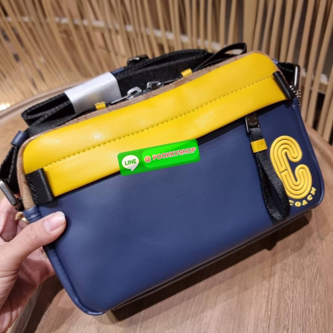 COACH 2373 EDGE CROSSBODY ความเท่ never die!! กระเป๋าครอสบอดี้ทรงยอดฮิต ที่หนุ่มๆไม่ควรพลาด รูปทรงดีไซน์คลาสสิค ใช้งานง่าย วัสดุหนังแท้สลับแคนวาส โดดเด่นด้วยลูกเล่นโทนสี ตัวกระเป๋ามีซิปหลัก และซิปด้านหน้า พร้อมช่องแยกด้านหลัง ใส่ของไปเลยเน้นๆ ใส่โทรศัพท์ม
