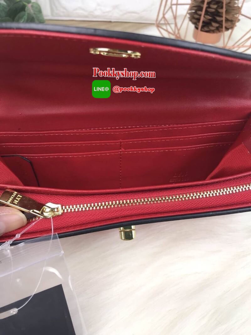 LYN AMOUR LONG WALLET กระเป๋าเงินใบยาวหนังเรียบ ปั๊มโลโก้แบรนด์ เปิดปิดแบบหมุนล็อก ด้านหลังใส่บัตรได้ ด้านในมีช่องซิปใส่เหรียญและช่องใส่บัตร พร้อมช่องธนบัตรตามยาว เป็นอีกรุ่นที่สวยน่าครอบครองค่า มีหลายสีมากๆ *มีถุงผ้า, ป้ายแท็ค*