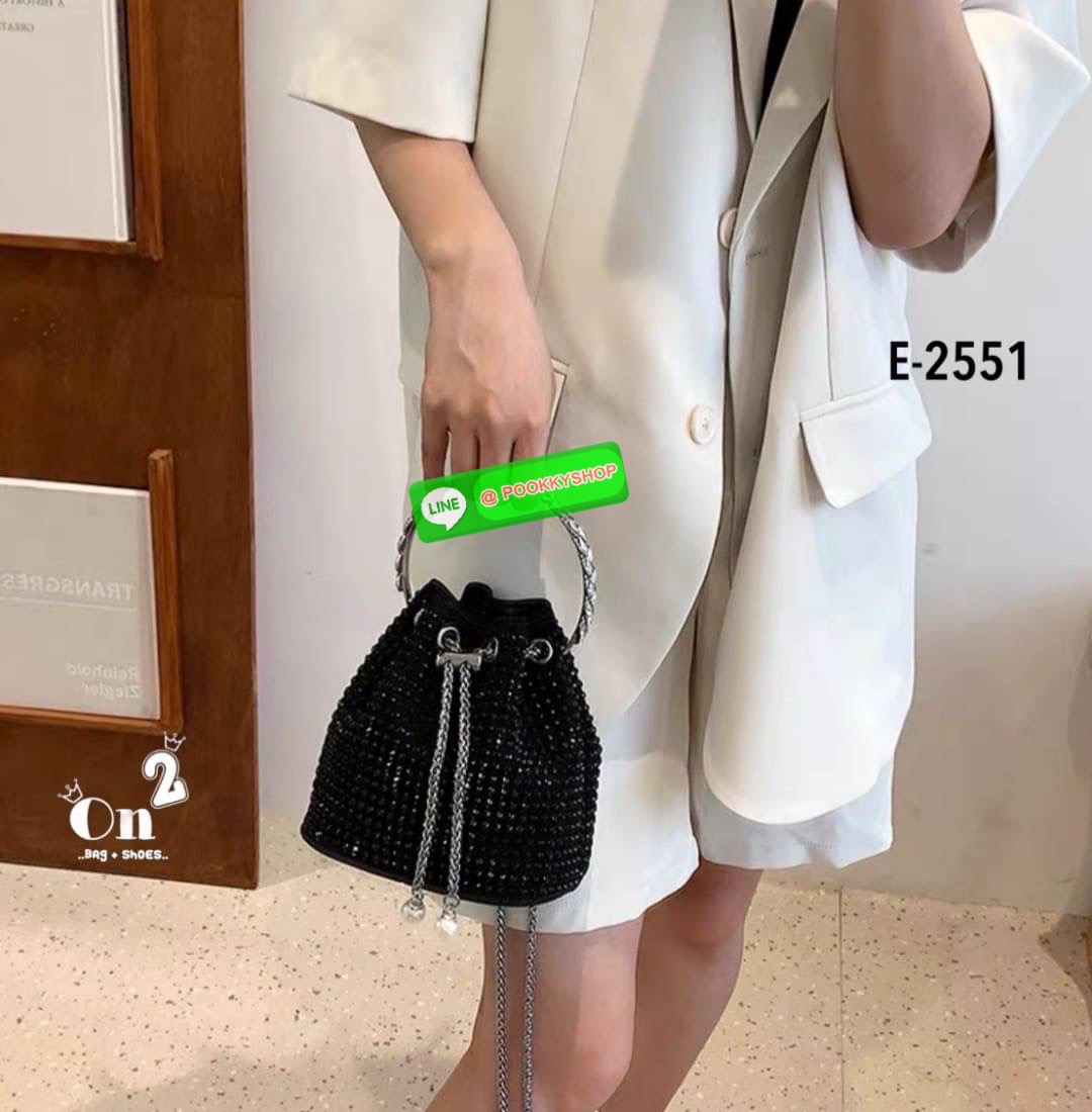 New arrivals 👜👜กระเป๋าแฟชั่นมาใหม่ ทรงขนมจีบ เปิดปิดแบบหูรูด วิ้งๆ น่าใช้มากค่ะสายสะพายโซ่แบบ Cross body จับจองกันเลยคร่าสาวๆไม่มีไม่ได้แล้ว สวยทุกสีคร่า