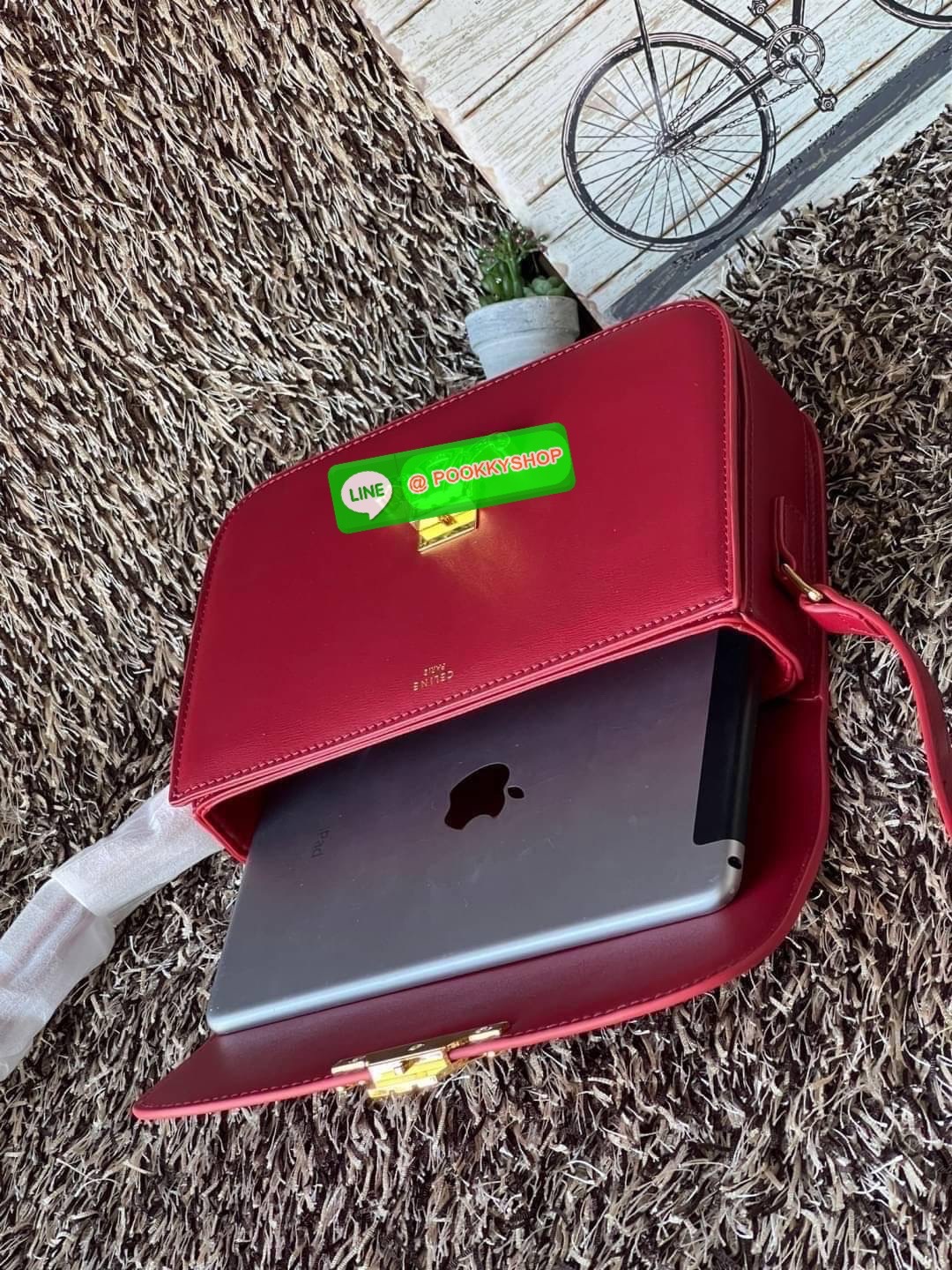 💕Celine MEDIUM TRIOMPHE BAG IN SHINY มีรูปทรงเป็นกล่องคล้ายกับกระเป๋า Classic Box แต่มีการออกแบบโลโก้ที่สะดุดตาแบบวินเทจ ด้วยดีไซน์ที่ดูโฉบเฉี่ยว แต่คงความคลาสสิคอย่างเต็มเปี่ยม ทำให้เป็นที่ดึงดูดความสนใจของสาวๆ สายสะพายสามารถปรับระดับได้ มีความคล