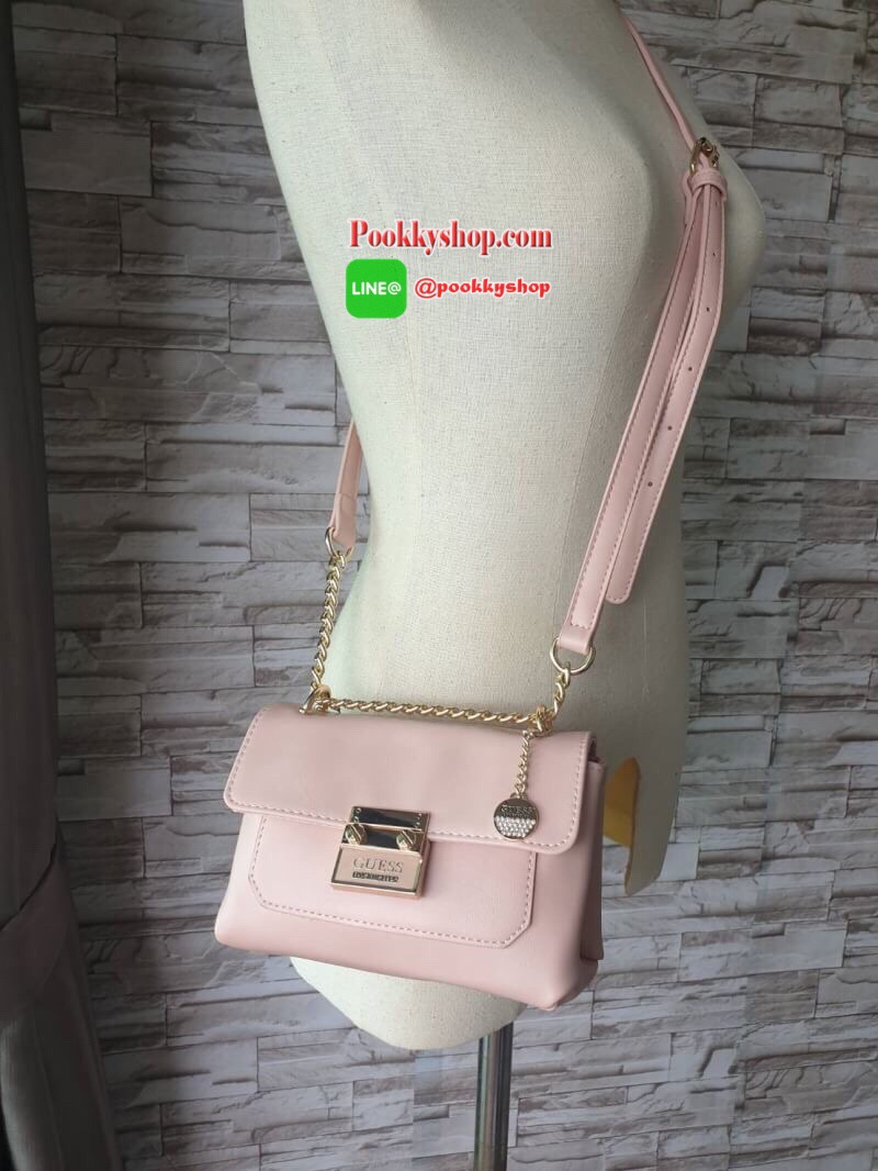 Guess Mini Crossbody Bag กระเป๋าสะพายข้าง Crossbody หนังนิ่มเรียบอยู่ทรง มาพร้อมพวงกุญแจแบรนด์ฝังเพชรสวยหรู ดูแพง พวงกุญแจถอดออกได้ กระเป๋าขนาดกำลังพอดี น่ารัก น่าใช้ค่ะ เปิด-ปิดด้วยกระดุมแป็ก ด้านหน้าติดโลโก้แบรนด์อะไหล่ทอง ภายในโล่ง ซับในผ้าอย่างดี มีช่