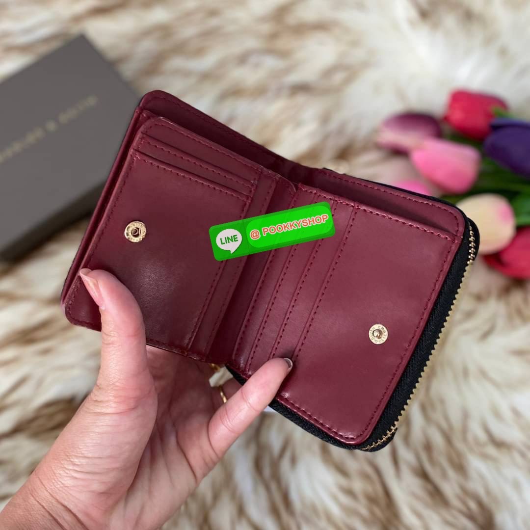 CHARLES & KEITH COMPACT WALLET กระเป๋าตังใบสั้นฟังก์ชันครบ!! ด้านหน้ามีโลโก้แบรนด์ มีช่องซิปใส่เหรียญ เปิดปิดแบบกระดุม ด้านในมีช่องใส่การ์ด 16 ช่อง มีช่องใส่ธนบัตรตามยาว ไม่ต้องพับแบงค์ค่า คุ้มมากๆเลยใบนี้