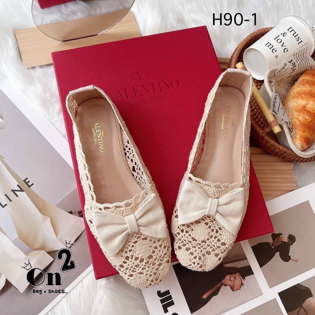 ผ้าใบลูกไม้ Valentino ลูกไม้ตัวใหม่ลายน่ารักประดับโบ สีครีมคลุมโทนใส่เข้าได้กับชุดทุกสี พื้นปั้มแบรนด์งานดีทรงสวยรีบจัดเลยจ้าก่อนหมด