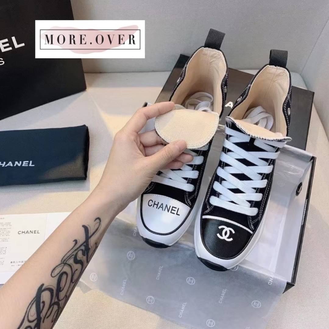 ** รองเท้าผ้าใบหุ้มส้นสีดำ CHANEL งานพร้อมส่งไม่ต้องรอพรีคะ Brand : CHANEL งานสวยหรู เกรด Hi-end ค่ะ แบรนด์ CHANEL คู่นี้ผ้าใบหุ้มข้อสูง สวยหรู สายสปอร์ตกันเลยจ้า ใส่กับกางเกง ใส่กับเดรสก็เลิศสุดๆค่ะ งานสวยแบบเดียวกับช็อปเลยจ้า มีของพร้อมส่งคะ เกรด hi-end