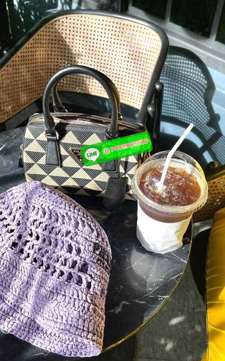 ✴️ห้ามพลาด!✴️PRADA FABRIC MICRO BAG VIP GIFT WITH PURCHASE (GWP) กระเป๋าพรีเมี่ยมกิ๊ฟ Limited จาก PRADA DUTYFREE COUNTER โดดเด่นที่วัสดุ Jacquard Fabric Micro ดีไซน์สวยคลาสสิคขนาดกำลังดี หูกระเป๋าประดับTagแบรนด์ถอดออกได้ ภายในมีโลโก้ ใส่มือถ
