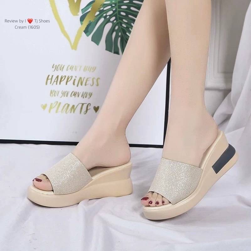 พร้อมส่งรุ่นนี้เกร๋มาก ขายดีมากบอกเลยจ้า รองเท้าส้นเตารีดนำเข้า น้ำหนักเบา เข้าได้กับทุกชุด แถมใส่ได้ตลอด ไม่มีตกเทรน ของจริงงานดี สวยตรงปกแน่นอน เพราะทางร้านถ่ายรูปจากสินค้าจริง สวยเป๊ะมาก ควรมีไว้เป็นคู่โปรด เป็นรุ่นที่ทางร้านแนะนำ รีบสั่งด่วนๆเลยจร้า ช