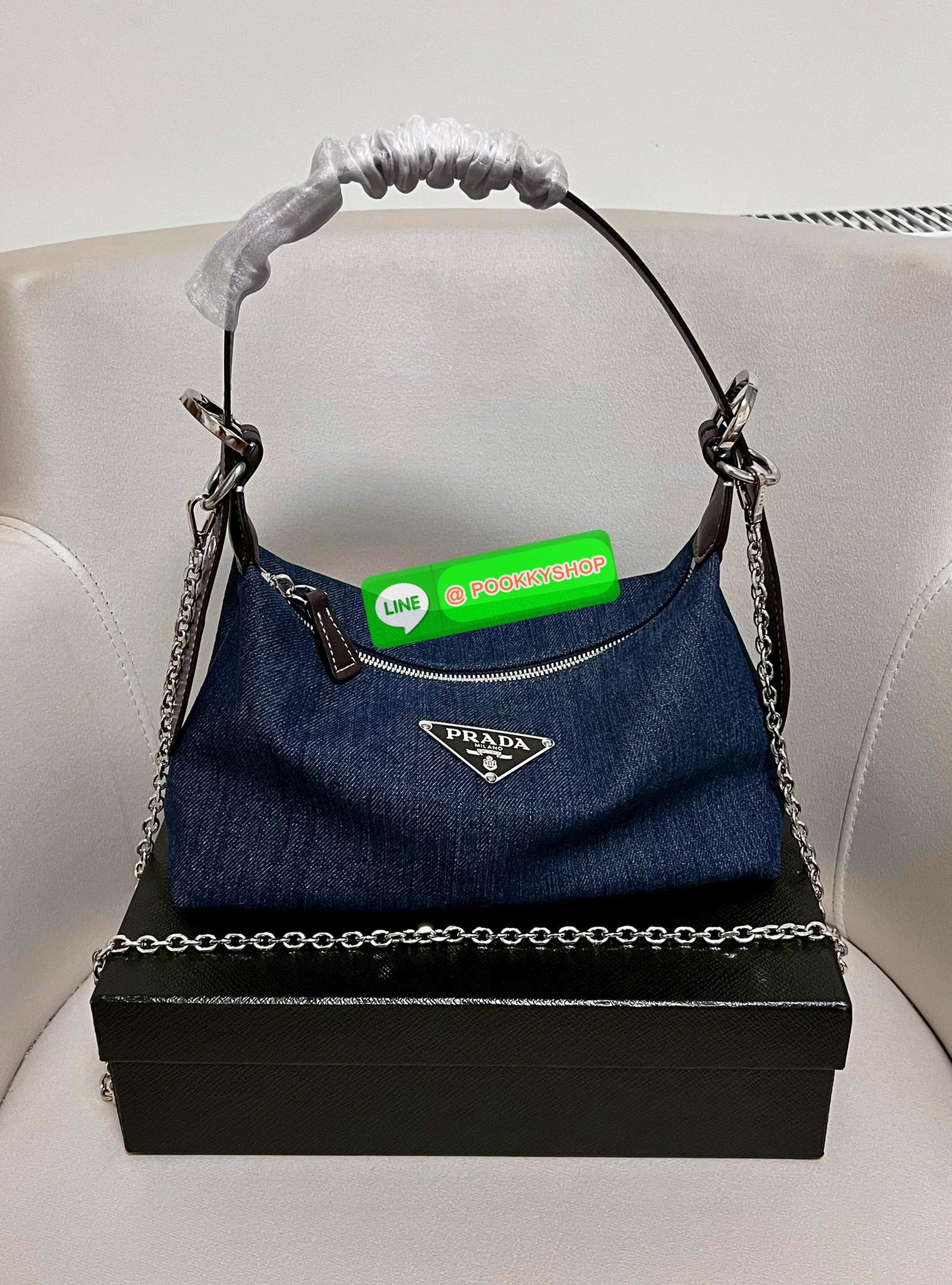 **สินค้าเข้าใหม่** ทางนี้ค่าาสาวๆ สวยเกินจะห้ามใจไหว! NEW IN! PRADA HOBO HANDBAG//SHOULDER DENIM BAG 🔖พร้อมส่งา แม่ค้าเองก็จับไม่วางแล้ว1ค่าา สวยจริงๆ กับPrada denim วัสดุยีนส์หนานิ่มตัดขอบหนังอย่างดี ทรงสวยมากๆค่ะ หูหิ้วสายหนังในตัว คล้องไหล่ได้