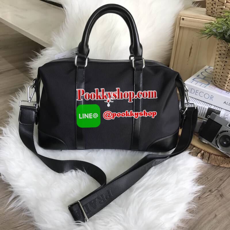 Don't Miss! PRADA NYLON TRAVEL BAG GIFT WITH PURCHASE GWP Limited edition พรีเมี่ยมกิ้ฟจากเคาน์เตอร์แบรนด์ต่างประเทศวัสดุ Nylon เนื้อหนาคุณภาพดีตามแบบฉบับแบรนด์ ด้านหน้าประดับโลโก้หรู ด้านข้างมีสายรัดแบบเข็มขัดปรับได้2ทรง ด้านหลังมีช่องซิป หูจับหนังแ