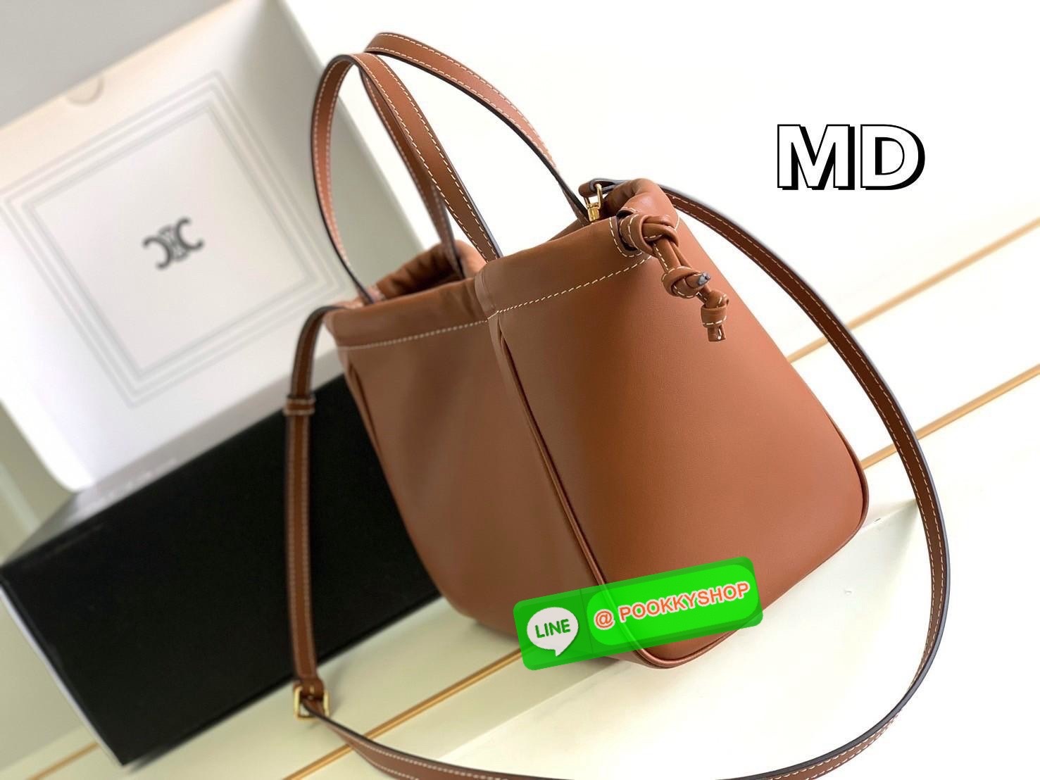 CELINE Small Cabas Drawstring Cuir Triomphe / CELINE TOTE BAG กระเป๋าทรงโท้ทน่ารักน่าใช้ ตัวกระเป๋าหนังนุ่มมาก ปากกระเป๋าเป็นหูรูดดึงปรับทรงได้สองแบบสองสไตล์ ด้านในเปิดปิดด้วยกระดุม ภายในโล่งกว้างจุของได้คุ้มๆ มาพร้อมสายสะพายยาวถอดและปรับได้ แมทช์กับเสื้อ