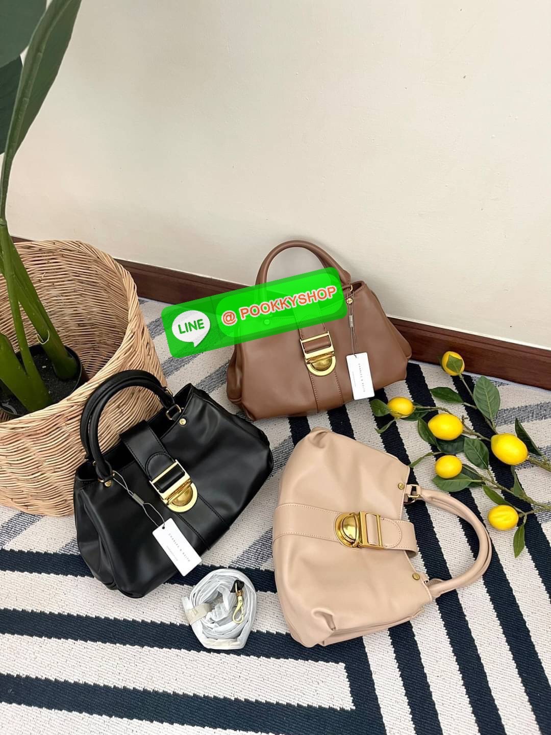 Charles & Keith Buckled Tote Bag กระเป๋าถือทรงเก๋สะดุดตาตกแต่งสายคาดพร้อมหัวเข็มขัดให้กระเป๋าดูโดดเด่นทันสมัย วัสดุหนังเรียบ หูหิ้วกระเป๋าสามารถพับได้ เปิดปิดแบบตัวเข็มขัดด้านหน้า ด้านในกว้าง พกพาของใช้จำเป็นได้อย่างครบถ้วน เช่น กระเป๋าเงินใบยาว โทรศัพท์