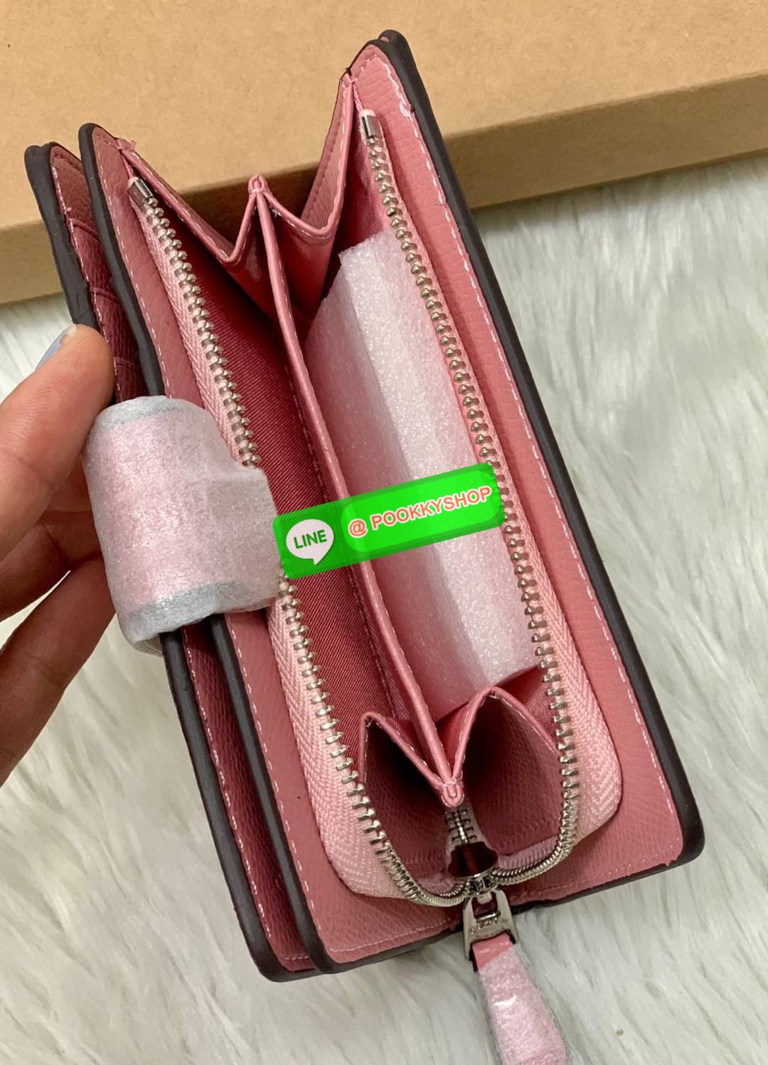 COACH MEDIUM CORNER ZIP WALLET IN SIGNATURE CANVAS ((53562)) 💋กลับมาอีกครั้งค่ะ! กระเป๋าเงินใบกลางหนัง pvc canvas สวยงามค่ะ เปิดปิดช่องหลักด้วยกระดุมภายในมีช่องเสียบบัตรได้ถึง10ช่อง ช่องใส่ธนบัตรหนึ่งช่อง; และช่องซิปสำหรับใส่เหรียญอีกสองช่อง แยกสั
