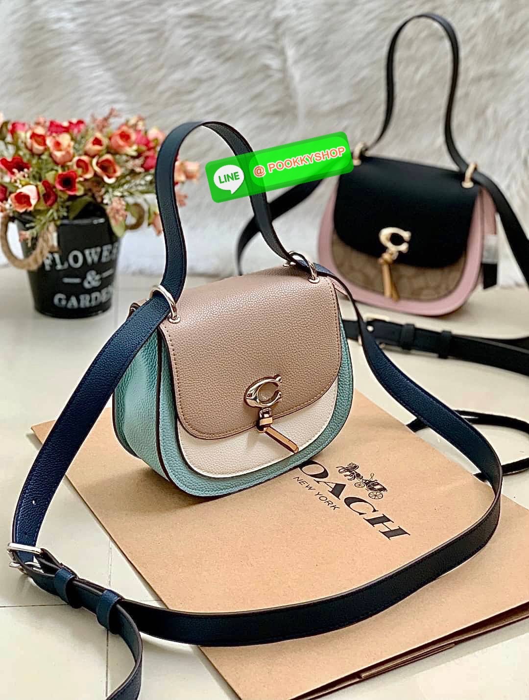 COACH REMI SADDLE BAG IN COLORBLOCK ((1330)) พร้อมส่งที่ไทยอีกครั้ง! กระเป๋าสะพายข้าง//ครอสบอดี้ร์//หรือทบเป็นสายคู่สะพายไหล่ได้ค่ะ แล้วแต่ชอบเลยค่ะ! วัสดุหนังแท้ ลายหนังสวยมากๆค่ะรุ่นนี้ หลงรักแน่นอน💋 🎀ด้านหน้ามีอะไหล่โลโก้ตัวC มีพู่ห้อยน