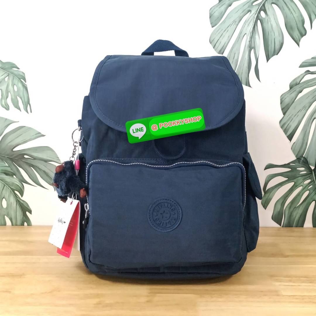 Kipling City Pack Medium Backpack กระเป๋าเป้ Kipling ขนาดกลาง วัสดุ Polyester 100% มีหูหิ้วด้านบน -ด้านหลัง มีซิปหลัง 1ช่องลึก -ด้านข้างมีช่องใส่ของเล็กน้อยทั้ง 2 ด้าน เปิด-ปิด ด้วยกระดุมแม่เหล็ก -ด้านหน้ามีช่องซิปใส่ของแยก 1 ช่อง และ ช่องปรับขนาดด้วยสายล