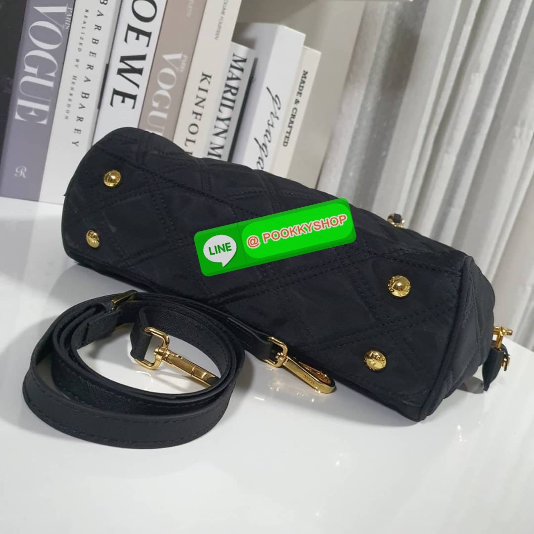 RESTOCK!! รุ่นใหม่มาแรง จากงานพรีเมียมกิ้ฟท์แบรนด์ PRADA ทรงหมอยอดฮิต กลับมาพร้อมส่งอีกครั้ง! วัสดุทำจากผ้า NYLON ลายตาราง อะไหล่ทอง สวยหรูดูดีมากคะ เปิดปิดด้วยซิป ภายในมีช่องแยกใส่ของเป็นสัดส่วน บุผ้าลายแบรนด์อย่างดี จุของได้เยอะ ใส่กระเป๋าสตางค์ยาว ไอแพ