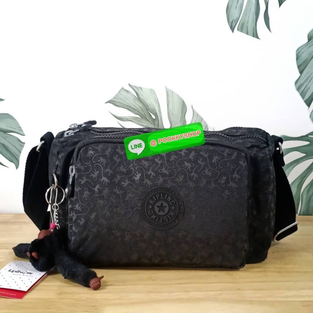 KIPLING RETH CROSSBODY BAG ซับในตาราง วัสดุ Nylon+polyester กระเป๋าสะพายข้างหรือ สะพาย Crossbody ได้ ช่องหน้าเปิด-ปิด ด้วยซิป พร้อมช่องแยกบ่อยด้านข้าง ช่องหลัก 2 ช่อง ด้านในโล่งกว้าง สามารถจุสัมภาระได้เยอะ พร้อมช่องซิปหลัง สายสะพายปรับระดับสั้น-ยาว ได้ fr