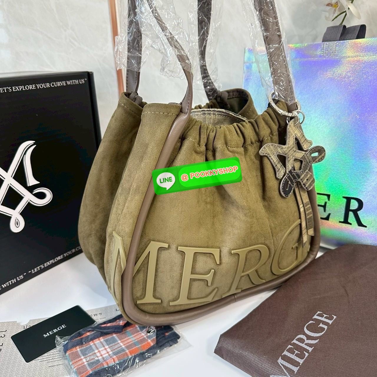 Merge A Day Bag Medium - Suede Edition (Limited) 🔖กระเป๋าสะพายไหล่ size ใหม่ ขนาดกระทัดรัดขึ้น แต่ยังสามารถจุของได้เยอะเหมือนเดิม ปรับสายกระเป๋าเป็นแบนสะพายทั้งวันไม่รู้สึกเมื่อยไหล่คะ