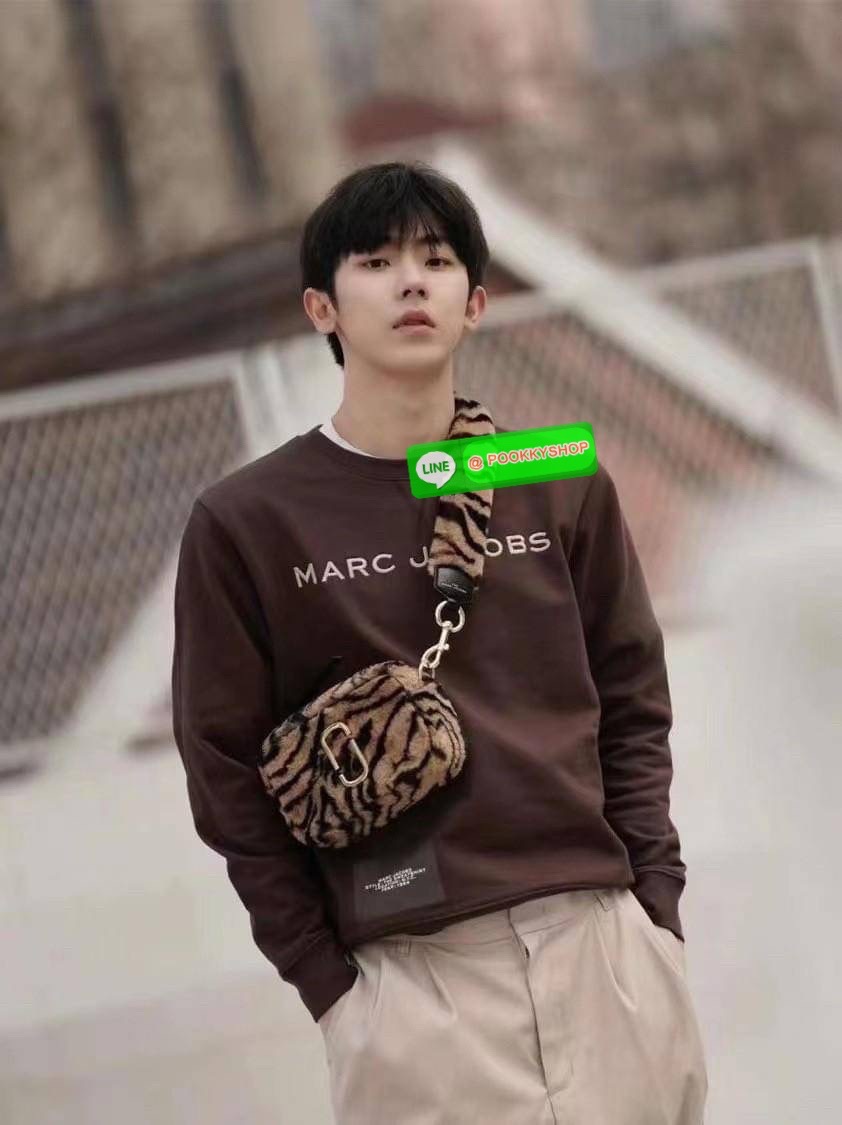March Jacop The Snapshot Tiger Stripe Plush Bag เสือต้องมานะแม่ปีนี้ เฮงๆรับปีเสือด้วยกระเป๋าลายเสือจากแบรนด์ March Jacop กันค่า เป็นกระเป๋าถือหรือสะพายข้างขนฟูๆนุ่ม วัสดุผ้าขนสัตว์ Polyester ด้านหน้าประดับด้วยโลโก้ J อันเป็นสัญลักษณ์ของแบรนด์ อะไหล่ทองหร