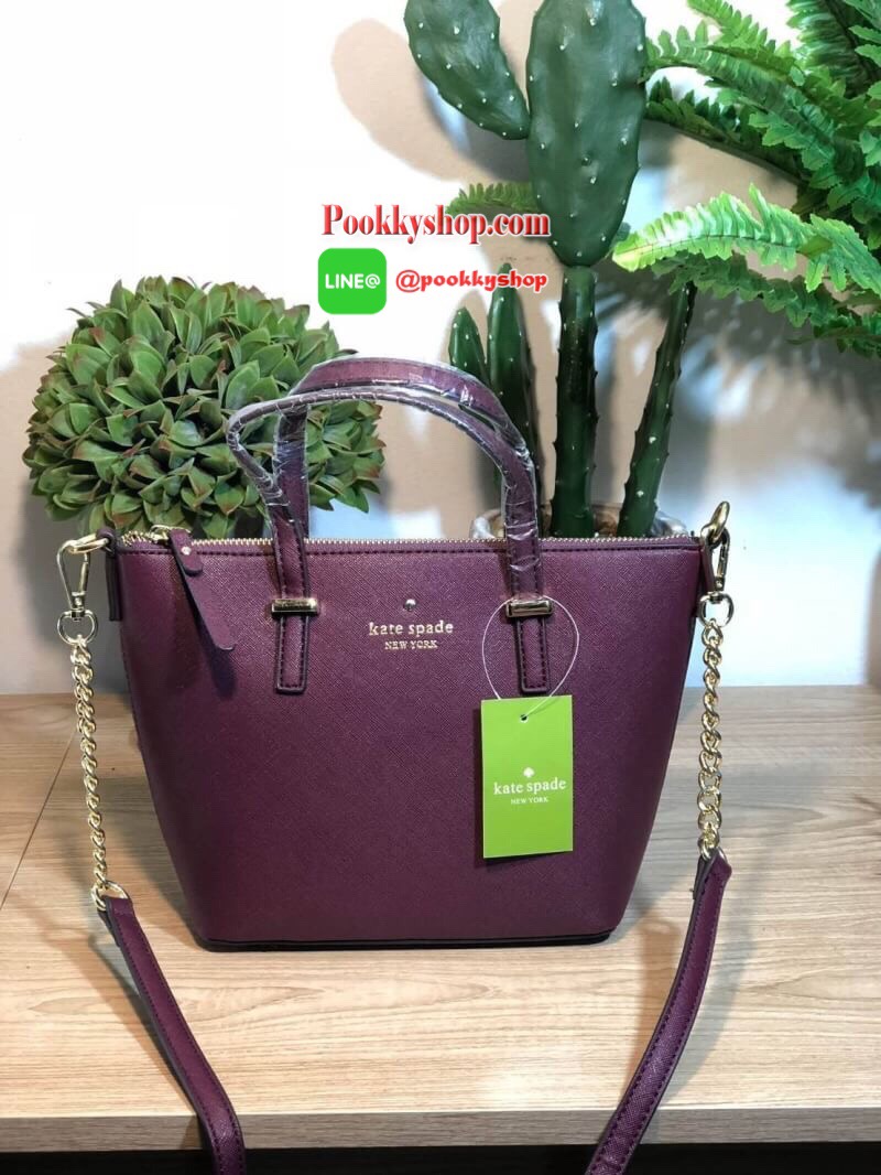 Kate Spade Cedar Street Mini Harmony Crossbody Small Handbag กระเป๋าสะพายใบเล็กสุดน่ารัก วัสดุหนัง Saffiano สวยหรูอยู่ทรงสไตล์ น่ารักไม่ซ้ำใคร ด้านหน้าประดับโลโก้สีทองสวย ภายในมีช่องซิปและช่องเล็ก สามารถใส่ ipad mini กระเป๋าสตางค์ใบยาวของใช้ได้จุกจิกได้เย