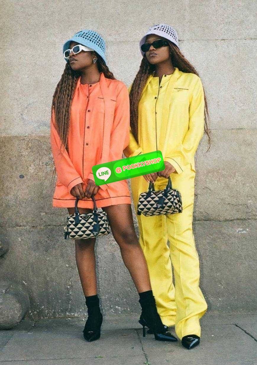 ✴️ห้ามพลาด!✴️PRADA FABRIC MICRO BAG VIP GIFT WITH PURCHASE (GWP) กระเป๋าพรีเมี่ยมกิ๊ฟ Limited จาก PRADA DUTYFREE COUNTER โดดเด่นที่วัสดุ Jacquard Fabric Micro ดีไซน์สวยคลาสสิคขนาดกำลังดี หูกระเป๋าประดับTagแบรนด์ถอดออกได้ ภายในมีโลโก้ ใส่มือถ