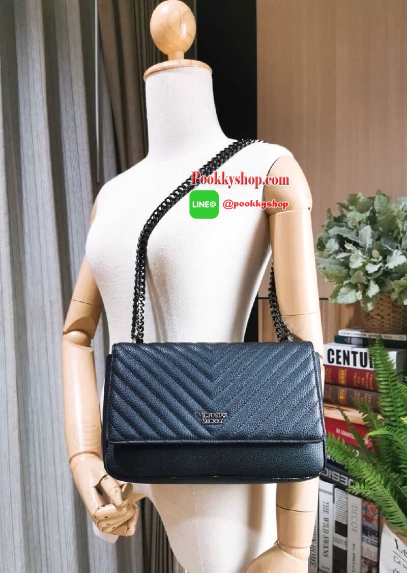 ReStock BEST SELLER! VICTORIA'S SECRET Quilted Chain Crossbody Sling Bag กระเป๋าสะพายรุ่นใหม่ล่าสุดจาก Victoria's Secret วัสดุหนังแกะสังเคราะห์ชึ้นลายริ้วหนังสวยอยู่ทรงไม่ย้วยดีไซน์สุดหรูคุณหนูไฮโซ เปิดปิดด้วยฝาปิดกระดุมแม่เหล็ก ภายในมีโลโก้และช