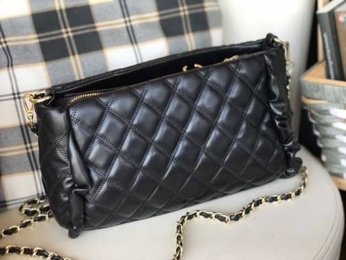 มาแล้ววรุ่นยอดฮิต งานจาก chanel ทรงสวย งานเย็บเนี๊ยบทุกจุด คือดูดีมาก ดูแพงมาก มาพร้อมสายยาว ขนาดกำลังดี น่ารักมากๆ พูดเลย งานปั้มโลโก้ แบบนี้หายากนะคะ