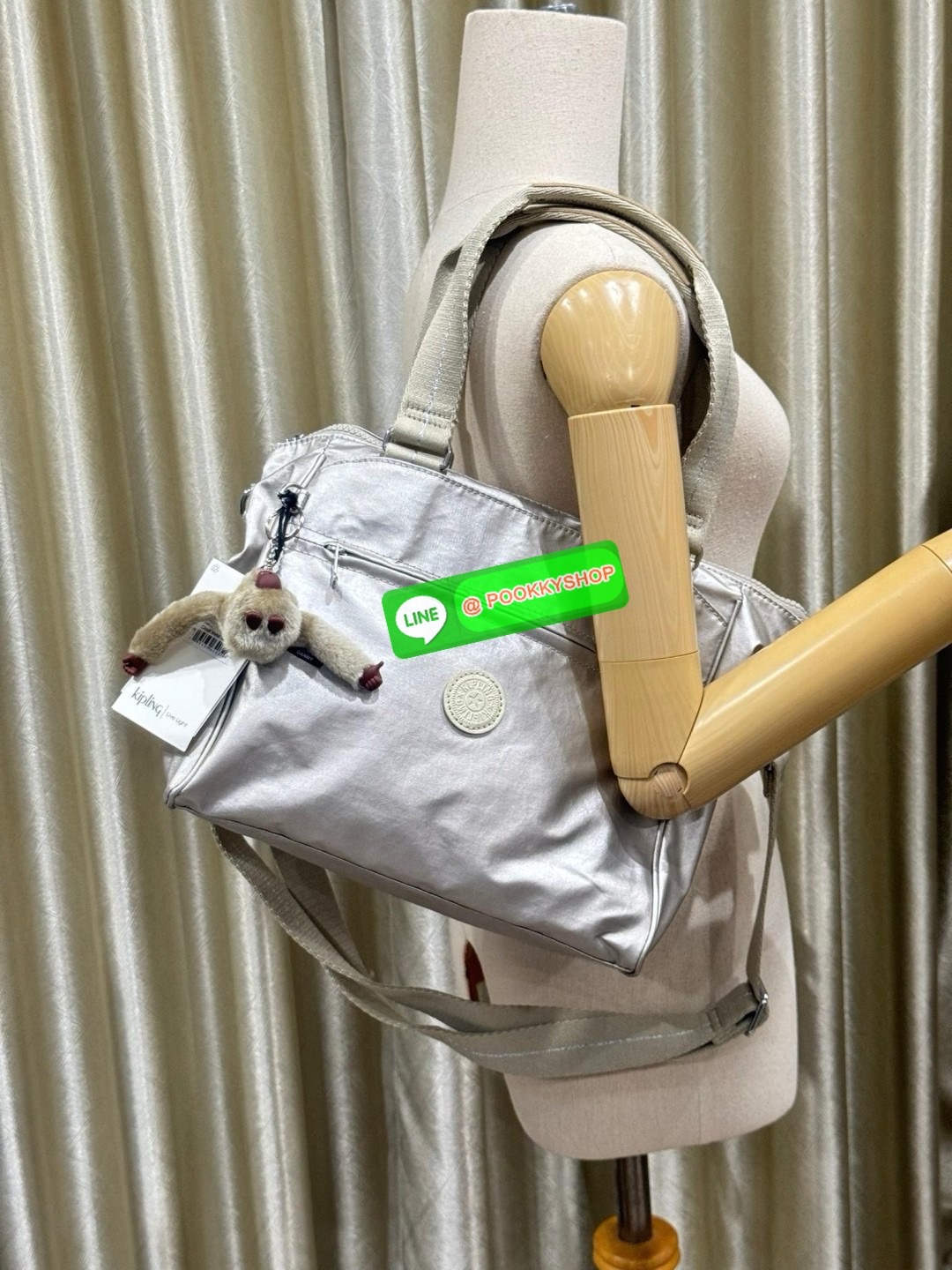 Kipling revir limited Japan shoulder bag เป็นอีกหนึ่งกระเป๋าสุดอเนกประสงค์สามารถใช้งานหลายรูปแบบทั้งกระเป๋าสะพายข้าง สะพายไหล่ หรือกระเป๋าถือด้วยสายสะพายที่สามารถปรับระดับและถอดออกได้ ดีไซน์คลาสสิกและเรียบง่ายพร้อมประดับโลโก้และลิงอันเป็นซิกเนเจอร์ แมตช์ก