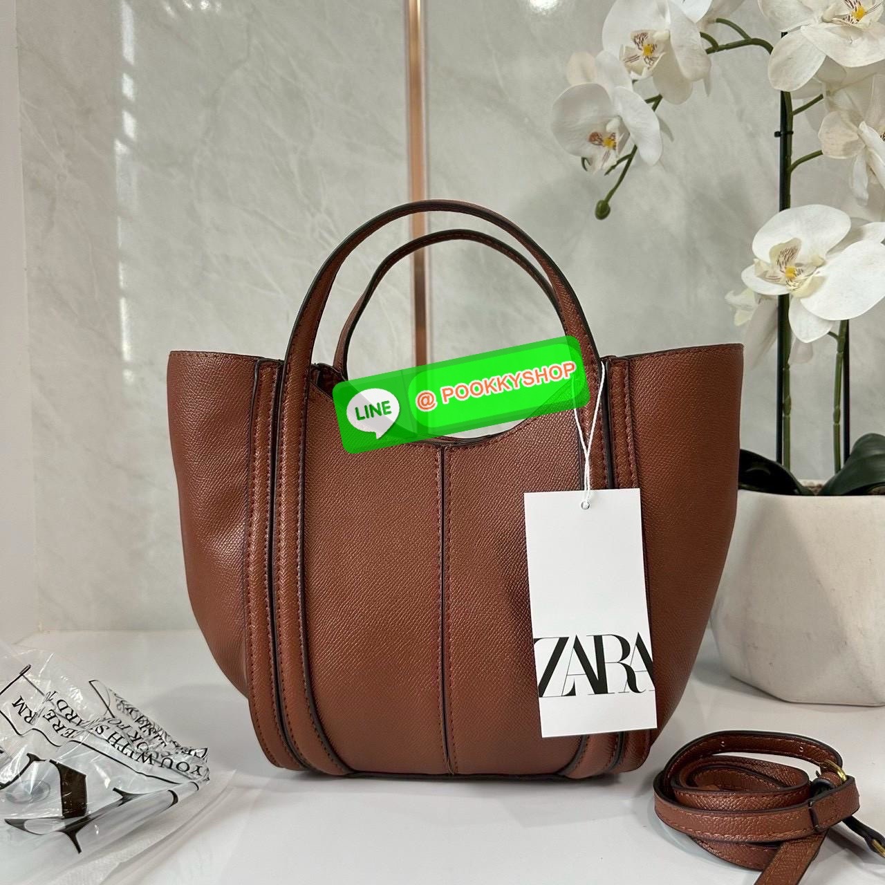 ZARA MINI CITY BAG WITH TOPSTITCHING กระเป๋าถือ /สะพายข้างยกระดับลุคของคุณด้วยกระเป๋ามินิซิตี้ดีไซน์โมเดิร์น โดดเด่นให้กับทุกสไตล์การแต่งตัว