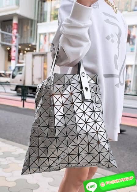 💕 Baobao Issey Miyake Prism Frost ToTe Bag ซีรีส์ที่มีความแวววาวนุ่มนวลและมีลวดลายคล้ายเกรนของผ้าเพื่อสร้างลุคที่มีเท็กซ์เจอร์ กระเป๋าโท้ตที่มีให้เลือกอย่างหลากสี มีกระเป๋าซิปด้านในที่สามารถเก็บของมีค่าได้อย่างปลอดภัย เช่น บัตรโดยสารประจำและกุญแจ