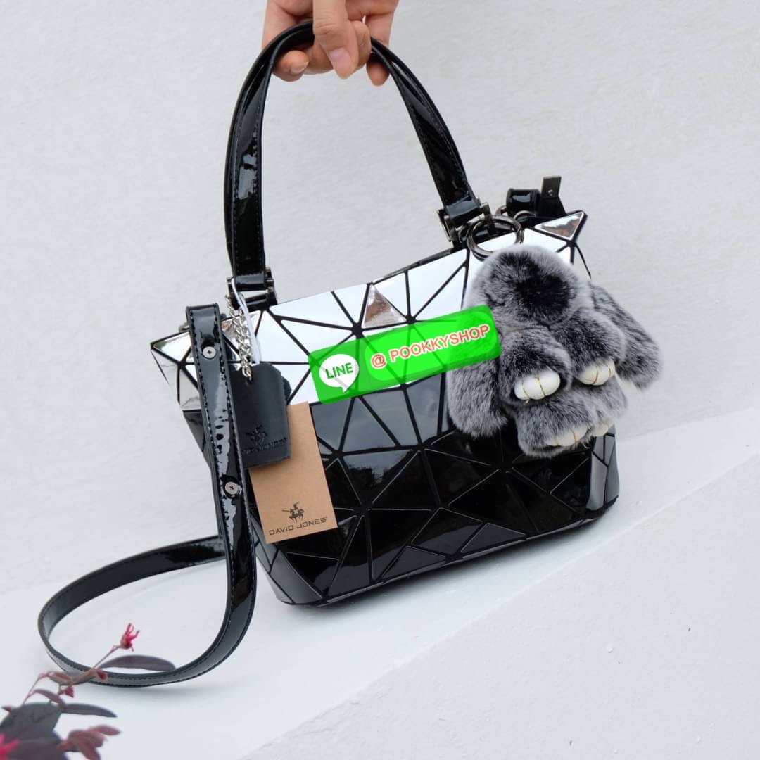 กระเป๋า ทรง Tote ตัวกระเป๋าเย็บติด ด้วยแผ่นอคิลิค สุดหรู ดีไซน์เกร๋ จุดเด่นที่ น้ำหนักเบา สามารถ ถือ หรือ สะพายไหล่ได้คะ ใบใหญุจุของคุ้ม แต่น้ำหนักเบาคะ มีใบเดียวจบ ควรมีติดตู้คะแนะนำเลย