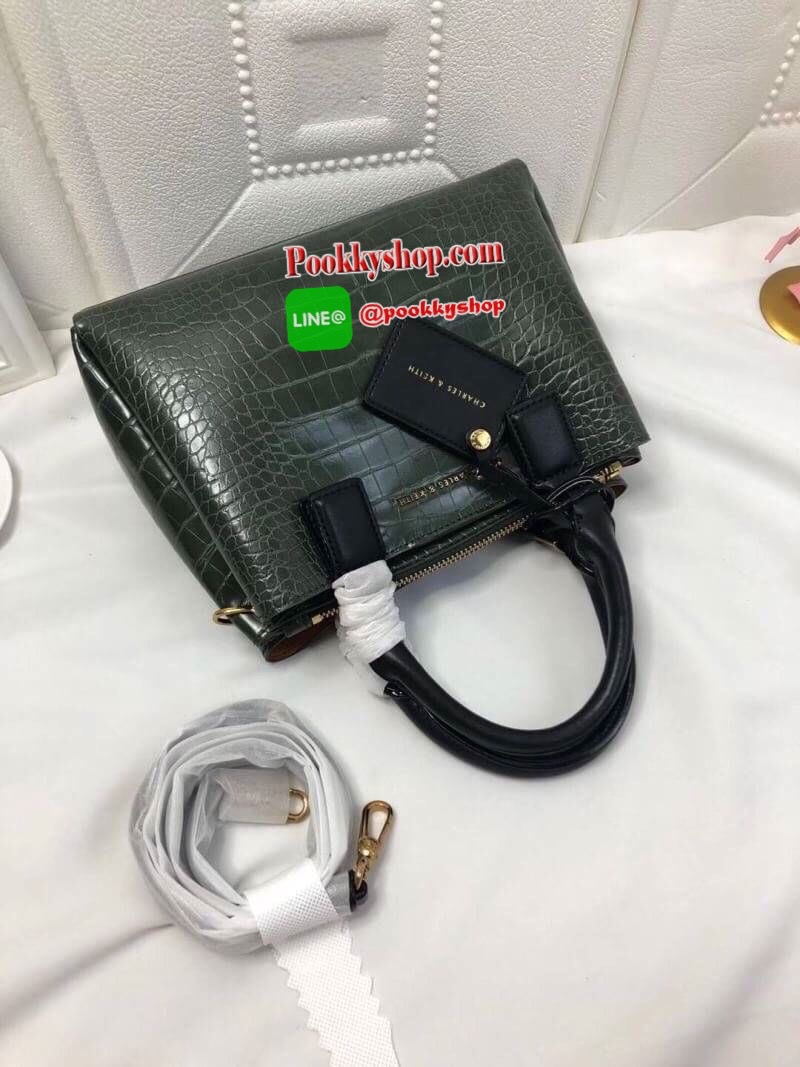 New arrival!! CHARLES & KEITH กระเป๋าถือ/สะพาย วัสดุ Saffiano คุณภาพดี น้ำหนักเบา ด้านหน้าประดับด้วยโลโก้แบรนด์สุดหรู เปิดปิดกระเป๋าด้วยกระดุมแม่เหล็กและซิป ด้านในโล่งกว้างมีช่องซิปสำหรับใส่ของ ใส่กระเป๋าสตางค์ใบยาวได้ Iphone+ได้ทุกรุ่น จุของได้เยอะ มาพร้