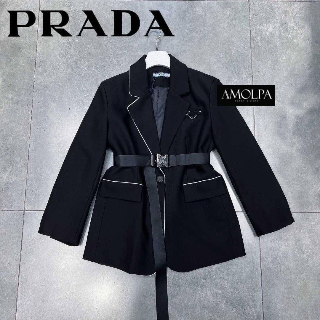 ตัวเสื้อเป็นสูท BLAZER งาน PRADA WITH BELT ด้านหน้าแต่งกระดุม มีกระเป๋าล้วงด้านหน้า งานดีมากกก ผ้าอย่างหนัก มีซับในในตัว งานเนี๊ยบ *** งานการันตรี คุณภาพดีสุดๆคะ*** งานดีแบบนี้สาวๆทราบแล้ว รีบจองด่วนก่อนหมดน้ะจ้าา ป้าย Tag PRADA