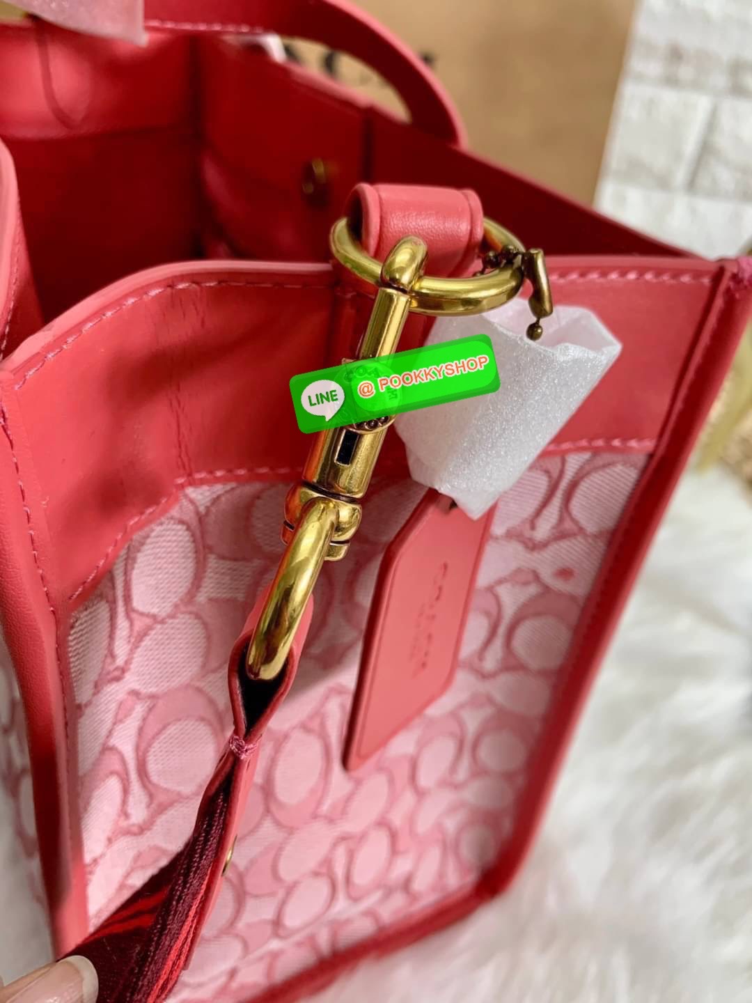 COACH TOTE FIELD JACQUARD BAG ((C3282)) กระเป๋าหิ้ว//สะพายข้าง JacquardลายC+หนังแท้ สวยงามลงตัวมากๆค่ะ ปากกระเป๋าเปิดปิดแบบกระดุมแม่เหล็ก ภายในกว้าง สาวๆที่สัมภาระเยอะบอกเลยเหมาะมากค่ะ