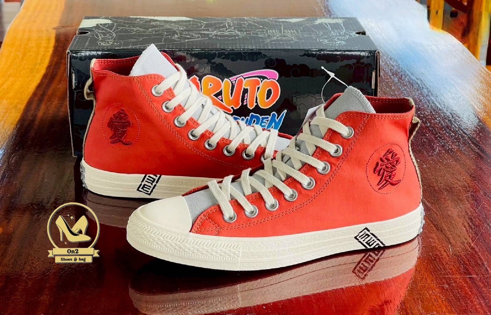 รองเท้าคอลแลบระหว่าง Converse กับแอนิเมะ Naruto Shippuden ซึ่งออกแบบมาโดยเฉพาะ โดยแต่ละรุ่นจะได้แรงบันดาลใจจากตัวละครต่าง ๆ เช่น Naruto, Sasuke, Gaara ฯลฯ ที่ถูกถ่ายทอดผ่านสีสันและลวดลายบนรองเท้าอย่างชัดเจน ถ้าคุณเป็นแฟนของ Naruto และอยากได้รองเท้าที่สวย