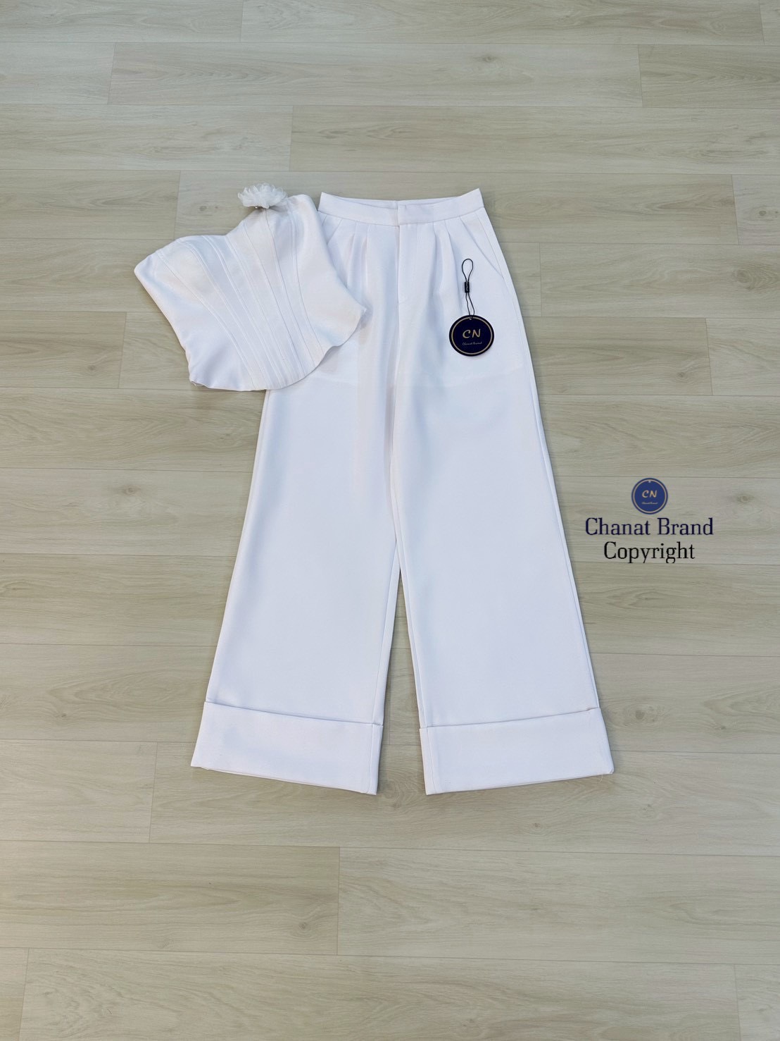 ชุดเซทแฟชั่น Set 2 ชิ้น เสื้อเกาะอกสีขาว ช่วงอกเสริมฟองน้ำ ด้านหน้าแต่งแถบกุ้นลาย (ซิปหลัง)