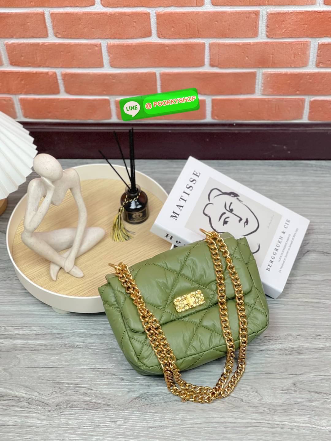 Charles & Keith Paffuto Padded Shoulder Bag มาเพิ่มสีสันให้กับสไตล์ในวันพักผ่อนสบายๆของคุณให้ดูสนุกขึ้น ด้วยกระเป๋าสะพายไหล่ขนาดกลางที่โดดเด่นด้วยหนังเย็บบุลายตาราง โก้หรูด้วยดีไซน์ตัวล็อคโลหะที่เข้ากับสายสะพายโซ่ เปิดปิดแบบตัวหมุนล็อก ด้านในจุของได้เยอะ