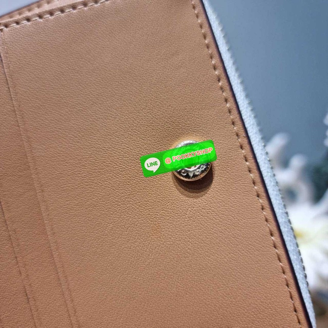 COACH CJ372 BILLFOLD WALLET WITH FLORAL PRINT 🔅 Detail ใหม่ล่าสุด กระเป๋าสตางค์ใบเล็กที่ไม่เล็กเหมือนชื่อ ขนาดกำลังเหมาะมือ ดีไซน์น่ารักอีกแล้วจ้า มันน่ารักน่าใช้มาก โดดเด่นด้วยลวดลายดอกไม้ คละเต็มใบ เปิด-ปิดด้วยกระดุม ภายในมีช่องใส่บัตร และใส่ธนบ