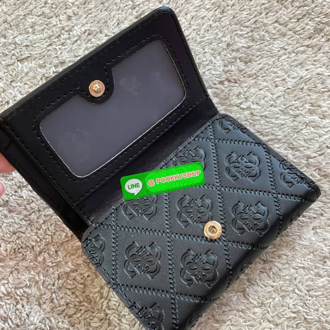 รุ่นใหม่ล่าสุด! GUESS SHORT WALLET กระเป๋าสตางค์ใบสั้นสองตอน วัสดุตัวหนังลายสวยหรูพิมพ์ลายทั้งใบ เปิดปิดด้วยกระดุม ด้านในบุผ้าปั้มแบรนด์มีช่องใส่รูป และใส่บัตรได้อีกหลายช่อง มาพร้อมช่องใส่ธนบัตรหนึ่งช่อง สวยคุ้ม สไตล์มินิ สำหรับคนไม่ชอบพกเงินเยอะ แนะนำใบน
