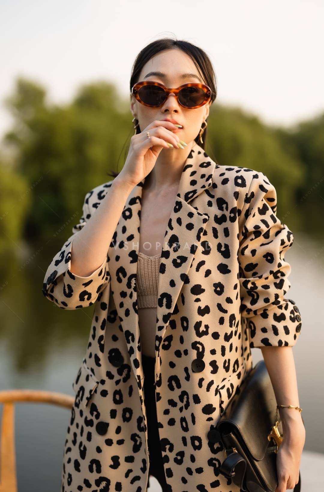 เสื้อสูทแต่งลายเสือดาวทรงสูท oversize แมทช์คู่กับอะไรก็เก๋ ผ้าสูทเนื้อดี มีซับใน คัตติ้งเนี้ยบ ทรงเป๊ะมากๆเลยค่ะ