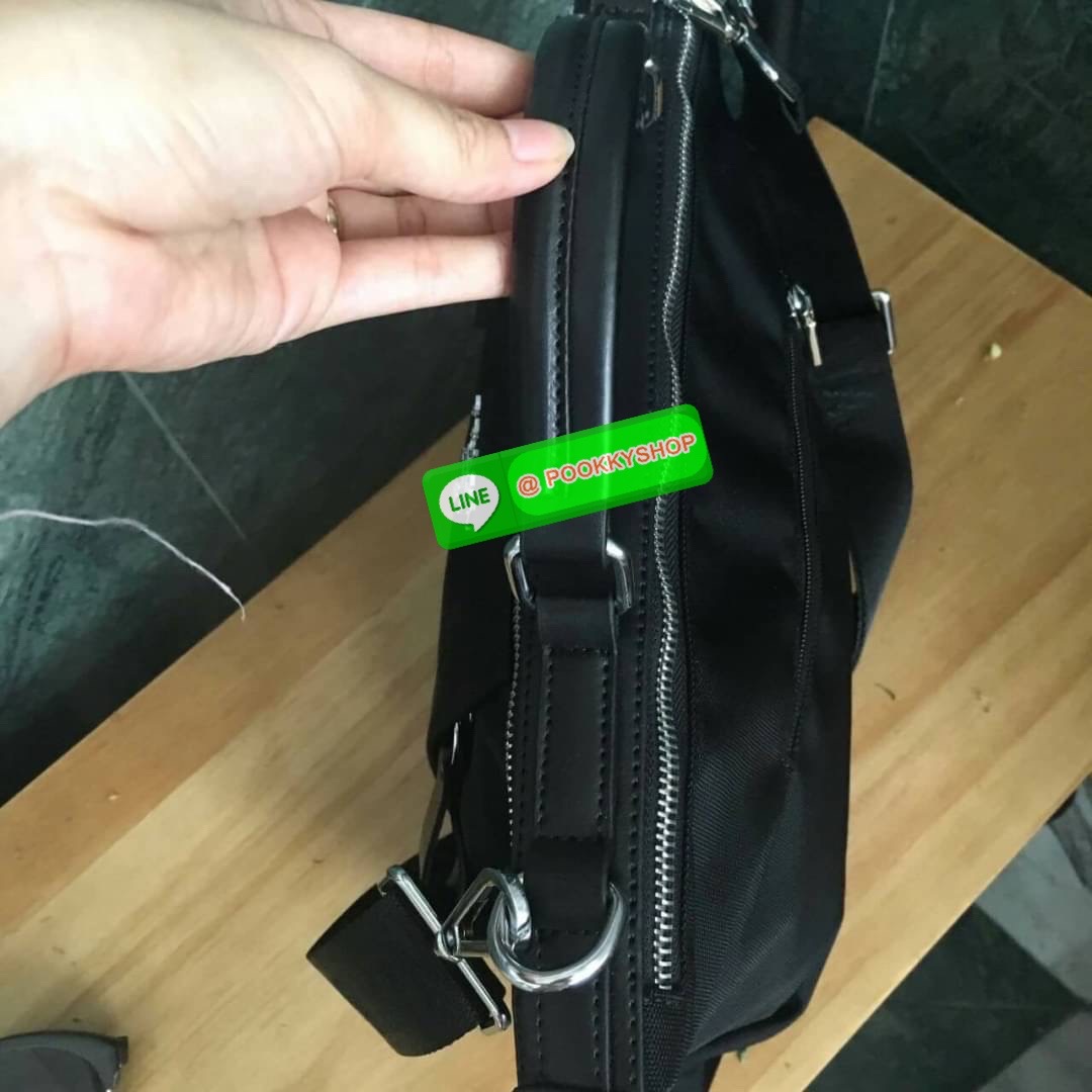 HOT DEAL!!! มาละค้า งานพรีเมี่ยมกิ้ฟ จากเคาเตอร์ต่างประเทศคะ รุ่น LIMITED EDITION ค่า ได้ กระเป๋าอเนกประสงค์ ทำได้ถึงสองทรง จากแบรนด์ PRADA มาค่า เป็น กระเป๋า MATTE CANVAS ใบนี้มีสายยาวให้คะ เลิศมาก สะพายเป็น SHOULDER BAG หรือ ถือได้คะ ด้านหน้ามี LOGO BRA