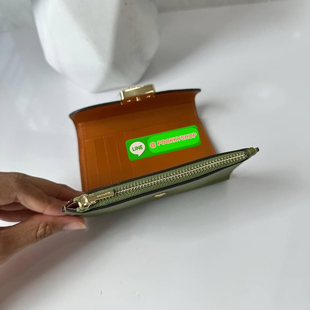 Coach Medium Grace Wallet (Cl421) 🔖กระเป๋าสุดหรูใบกลาง ขนาดกำลังดีกระทัดรัด 🔖วัสดุ : pebble leather 🔖ภายในมีช่องใบบัตรเครดิต 6 ช่อง มีช่องใส่เหรียญแยก สามารถใส่ธนบัตรแบงค์พันได้คะ