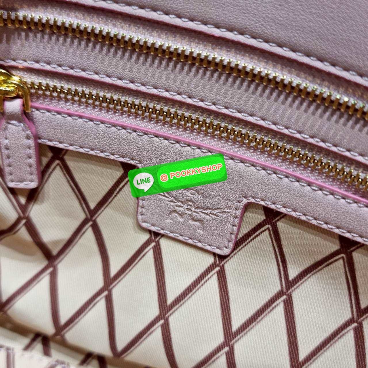 🔆 Model MCM × HELLO KITTY MINI TONI SHOPPER IN VISETOS 🔆 Details ฉลองครบรอบ 50 ปี Hello Kitty ที่มาคอลแลบกับ Mcm ได้อย่างลงตัว น่ารักน่าใช้มากๆ กับกระเป๋าถือ/สะพายข้าง ทรง shopper ไซส์มินิ สวยคลาสสิค ดีไซน์ปั๊มลายคิตตี้ละมุนๆ ขนาดพกพาสะดวก