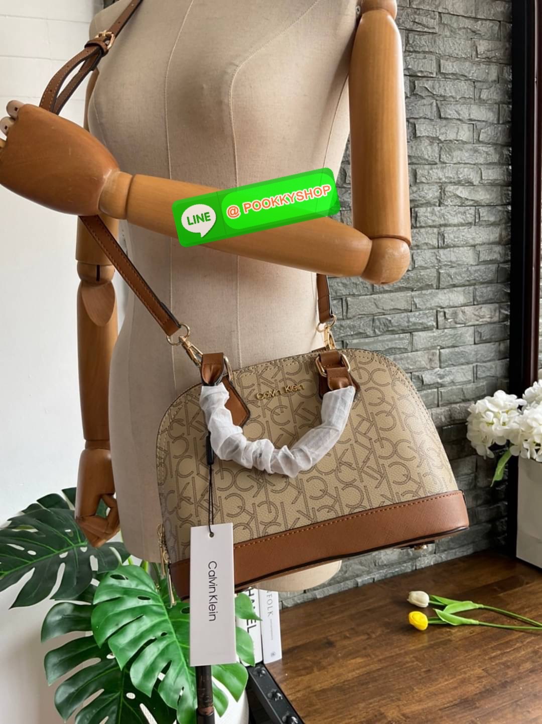 🚚 พร้อมส่ง 🚚 New arrival !! Calvin Klein Dome Mini Bag ( ขนาด 10” ) 💋สวยเก๋ ก่อนใครแน่นอนค่ะ ตามคำเรียกร้อง สวยหรูดูดีมาก สีสวยน่ารัก กระเป๋าสะพายแบบครอสบอดี้ ขนาดมินิ เป็นรุ่นที่ได้รับความนิยม แข็งแรงทนทาน จึงครองใจใครหลายคน วัสดุ