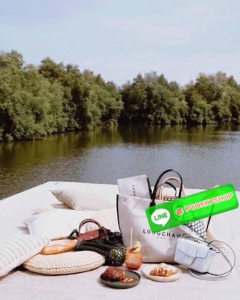 LONGCHAMP ESSENTIAL TOILE SHOULDER BAG L ECRU กระเป๋าสะพายไหล่ ใบใหญ่ สาวสายแบกไม่ควรพลาด ใส่เอกสาร แล็บท๊อป แฟ้มงานหรืออื่นๆใบเดียวจบคะ กระเป๋ามีความยืดหยุ่นและน้ำหนักเบา ปิดด้วยระบบสแน็ปอิน Longchamp ได้ปรับปรุงไลน์ผลิตภัณฑ์ ROSEAU อันเป็นสัญลักษณ์ใหม่ท