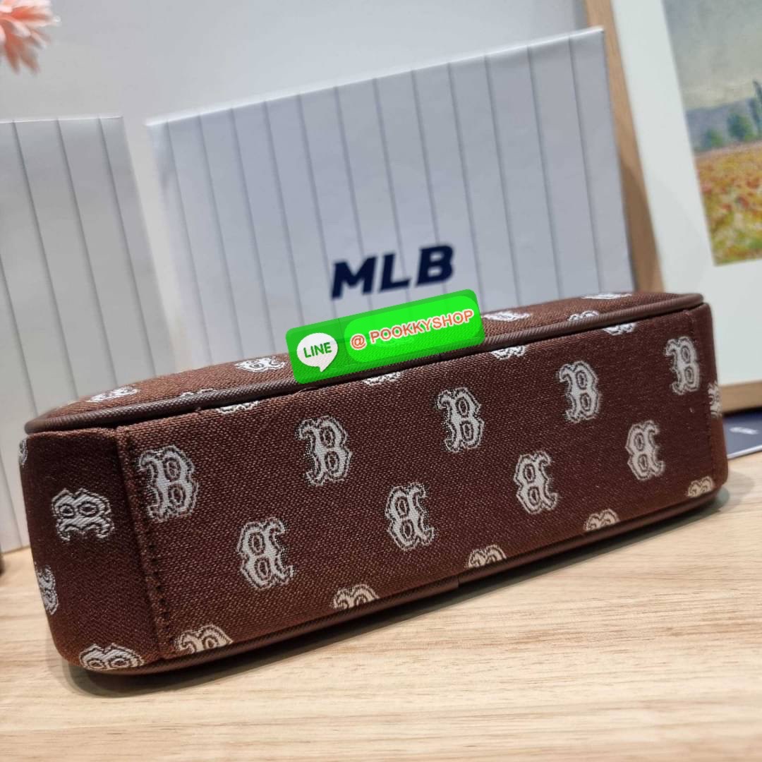 MLB JACQUARD MONOGRAM CROSSBODY BAG ฉุดไม่อยู่ ดาเมจแรงมาก!! กับกระเป๋าครอสบอดี้ ที่สายเกาต้องมี!! ดีไซน์ลวดลายโมโนแกรมเอกลักษณ์ ลงบนผ้า jacquard ได้อย่างลงตัวและสวยงาม เปิด-ปิดด้วยซิป ภายในโล่งกว้าง จุของสบายๆ มาพร้อมใบลูก และสายสะพายข้าง ให้ความคล่องตัว