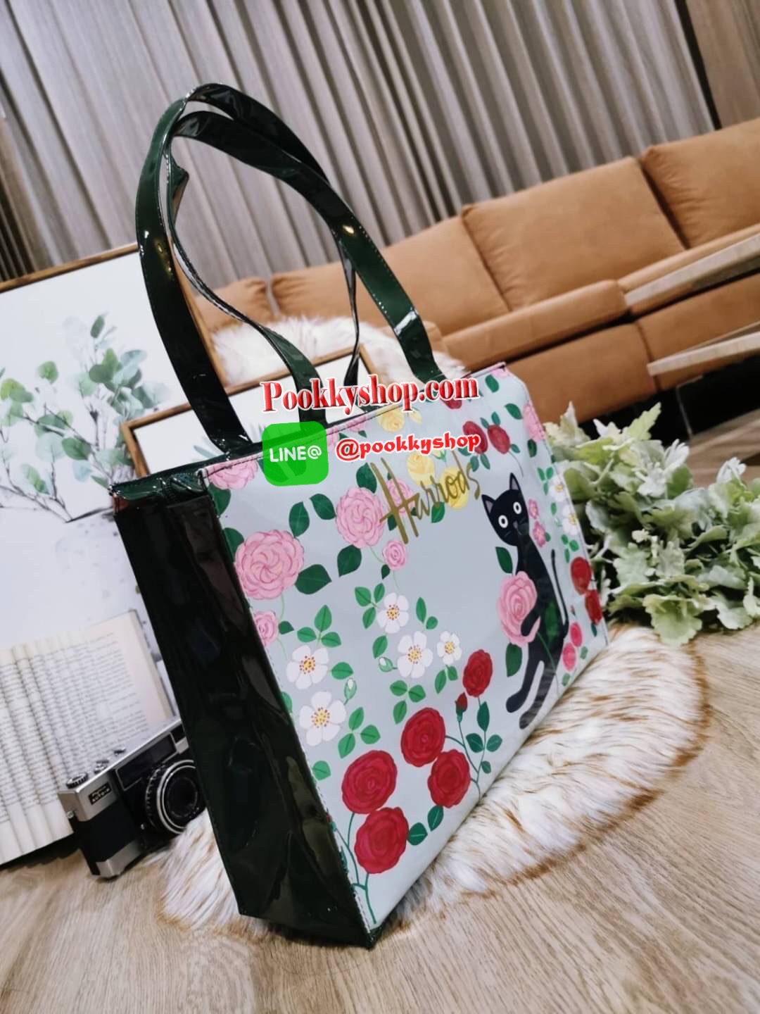 Restock พร้อมส่งแล้วค่ะ! Harrods London Top-handle Shopping Bag Large กระเป๋า Shopping Bag (Size L) แบรนด์ดังจากอังกฤษไอเท็มยอดนิยม PVC+Polyester 100% ของแท้ใบใหญ่ เนื้อหนาอยู่ทรง กันน้ำ แข็งแรง น้ำหนักเบา เปิดปิดด้วยซิปสะดวกใช้หัวซิปปั้มโลโก้แบรนด์อะไหล่
