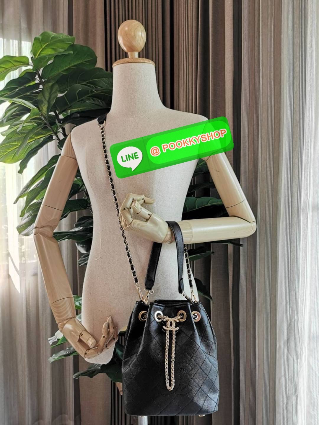 ห้ามพลาด! New! Chanel Bucket Bag With Chain VIP Gift With Purchase (GWP) Limited พรีเมี่ยมกิ๊ฟ Chanel Perfume Counter วัสดุหนังคาเวียร์ลายตารางเปิดปิดแบบ Drawstring และแถบหนังคาดกลางประดับอะไหล่แบรนด์สีทองภายในโล่งกว้างใส่มือถือ iphone ของจุกจิกได้เยอะ มา