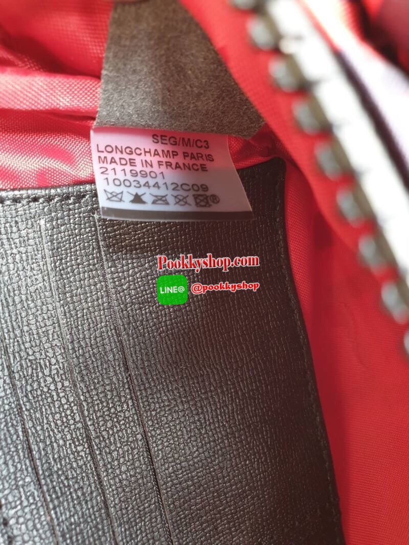 Longchamp Le Pliage Graphic Nylon Belt Bag กระเป๋า คาดอก / คาดเอว ลายกราฟฟิก วัสดุเนื้อผ้า Nylon Canvas เคลือบกันนำ้ ตัดด้วยหนังแท้ที่มีน้ำหนักเบา มี 2 ช่องซิปสะดวกใช้ ดีไซน์เรียบง่ายแต่เต็มไปด้วยความคลาสสิก ที่จับหัวซิปปั้มแบรนด์ จุของได้เยอะ ใบนี้แนะนำเ