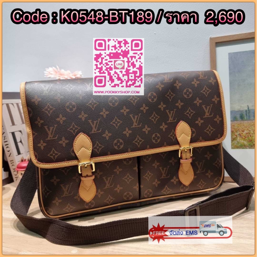 LV GIBECIERE CROSSBODY BAG กระเป๋าสะพายข้างใบใหญ่ ทรงแมสเซนเจอร์ เอาใจหนุ่มๆ ดีไซน์วินเทจ ย้อนยุค คลาสสิคไม่มีเบื่อ วัสดุหนังแคนวาส ทนทาน เปิด-ปิดด้วยสายคาดปรับระดับได้ ภายในมีช่องแบ่งเป็นสัดส่วนอย่างดี มีช่องซิป สายสะพายปรับได้ตามชอบ ใส่ของได้เลยแบบจุใจ