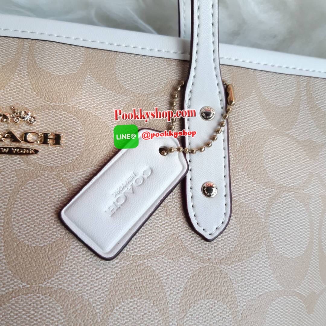 COACH F22969 MINI CITY ZIP TOTE IN SIGNATURE CANVAS กระเป๋าถือทรงโท้ท ไซส์มินิ น่ารักน่าใช้ สะพายคล้องไหล่ได้เก๋ๆ เห็นใบเล็กแบบนี้ จุของแน่นๆไปเลยจ้า!! 😘 สีสวยคม วัสดุหนังแคนวาสคุณภาพ ปากกระเป๋าเปิด-ปิดด้วยซิป กันของหล่นได้ ถือไปไหนก็ได้ ถ่ายรูปชิ